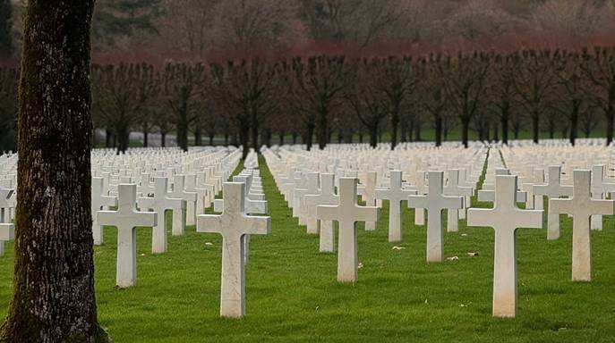 A field of white crosses

AI-generated content may be incorrect.